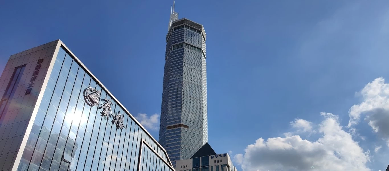 Αναστάτωση στην Σεντζέν της Κίνας - Ουρανοξύστης άρχισε να «τρέμει» (βίντεο)